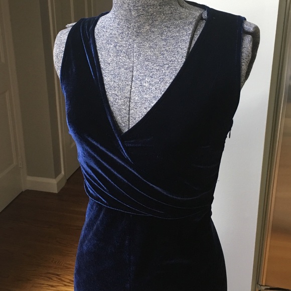 Winter formal? Lulu’s PERFECT stretch velvet dress - Picture 3 of 8